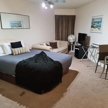 Oceanside Resort Internal Ground Floor Studio Unit Privately Owned In Mt Maunganui No External Window Or Air Conditioning Mount Maunganui Exterior photo