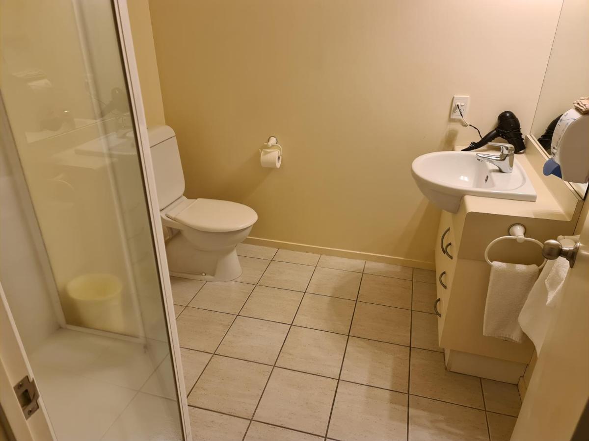 Oceanside Resort Internal Ground Floor Studio Unit Privately Owned In Mt Maunganui No External Window Or Air Conditioning Mount Maunganui Exterior photo