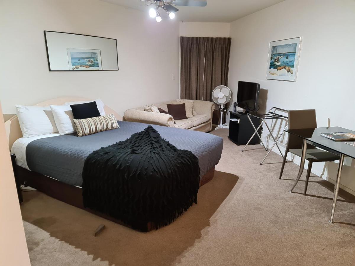 Oceanside Resort Internal Ground Floor Studio Unit Privately Owned In Mt Maunganui No External Window Or Air Conditioning Mount Maunganui Exterior photo