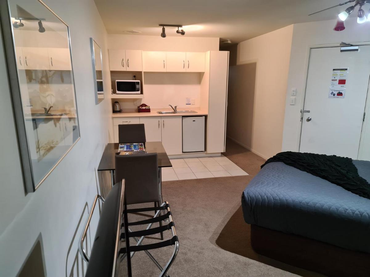 Oceanside Resort Internal Ground Floor Studio Unit Privately Owned In Mt Maunganui No External Window Or Air Conditioning Mount Maunganui Exterior photo