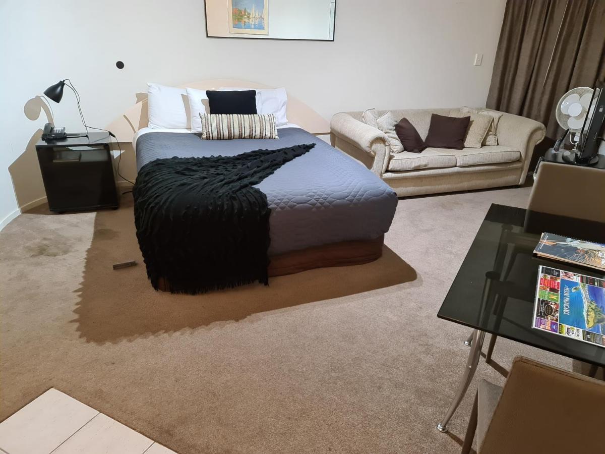 Oceanside Resort Internal Ground Floor Studio Unit Privately Owned In Mt Maunganui No External Window Or Air Conditioning Mount Maunganui Exterior photo