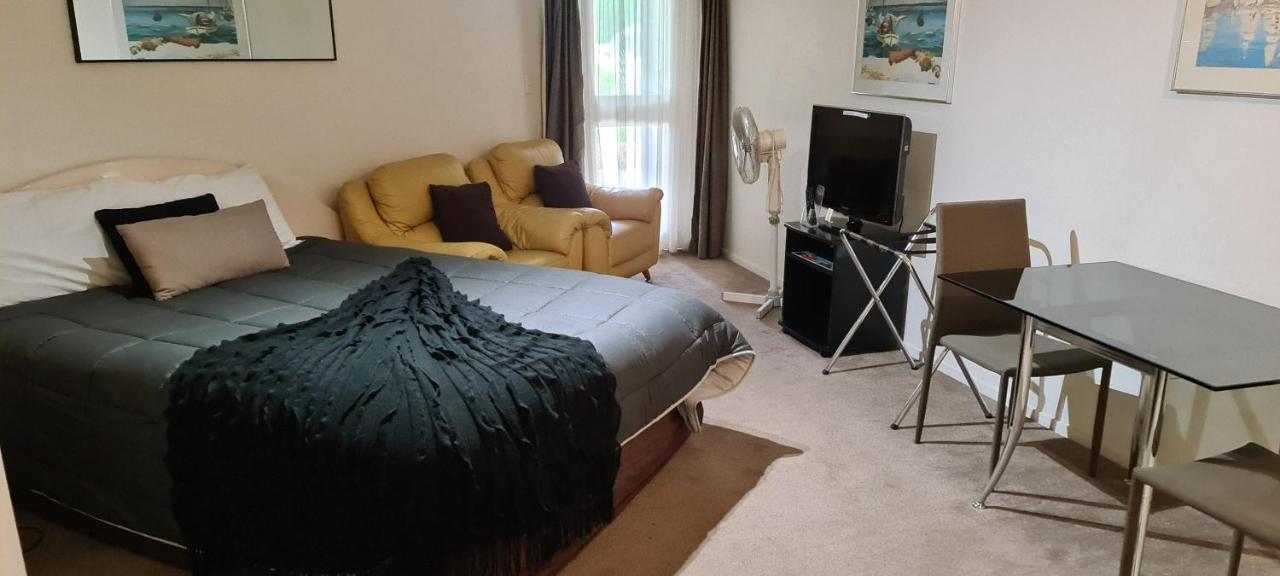 Oceanside Resort Internal Ground Floor Studio Unit Privately Owned In Mt Maunganui No External Window Or Air Conditioning Mount Maunganui Exterior photo